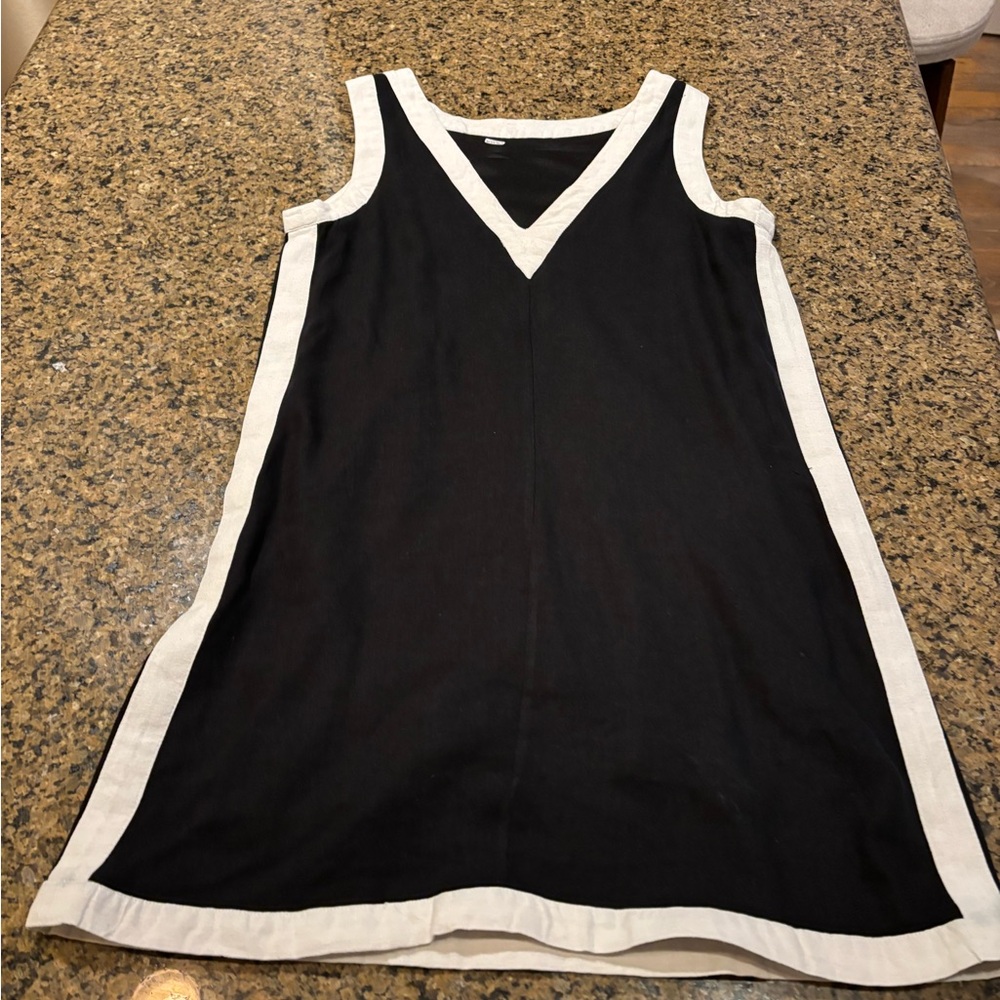 Fully lined black linen dress with white trim ✨ Classic